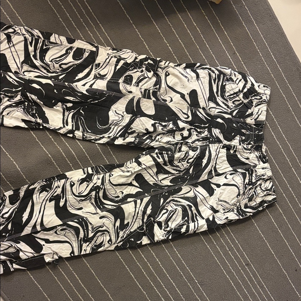 Forever 21 Monochrome Abstract Print Pants